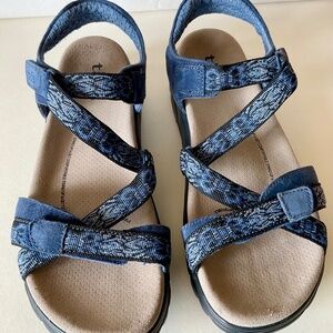 Women’s Taos blue sandals size nine NEW